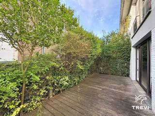 <p><strong>SINT-LAMBRECHTS-WOLUWE : Vlakbij de UCL, de EPHEC en het openbaar vervoer, en niet ver van het Woluwe Shopping Center, mooi gerenoveerd appartement met 1 slaapkamer van ±45 m², zeer goed ingedeeld en zeer licht, gelegen op de begane grond. Het appartement is als volgt ingedeeld: inkomhal, slaapkamer van ±10 m² met inbouwkasten, badkamer met toilet, wasmachine en opbergmeubels, woonkamer van ±20 m² met boekenkast, ingerichte keuken (oven, magnetron, kookplaten, afzuigkap, koelkast en vriezer), groot terras van ±22 m² op het zuidoosten, inclusief overdekte parkeerplaats. Dubbele beglazing, elektrische rolluiken en tegelvloeren in het hele appartement. Kosten: voorschot van 160 €/maand, inclusief gemeenschappelijke kosten, warm water, koud water en verwarming. </strong><strong>EPC-klasse D. Beschikbaar vanaf 24/09/2026.</strong></p>
<p><strong> </strong></p>
<p><u>Op de begane grond:</u></p>
<p>- Entreehal<br />- Slaapkamer van ±10 m² met inbouwkasten<br />- Badkamer met toilet en wasmachine<br />- Woonkamer van ±20 m²<br />- Ingerichte keuken (oven, kookplaten, afzuigkap, koelkast en vriezer)<br />- Groot terras van ±22 m² op het zuidoosten</p>
<p><strong> </strong></p>