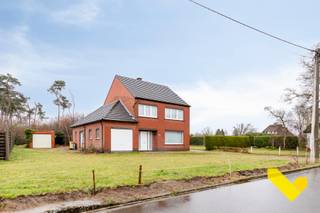 Rustig gelegen renovatiewoning op ruim perceel!Bent u op zoek naar een woning die u volledig naar uw smaak kan inrichten? Dan is deze renovatiewoning...