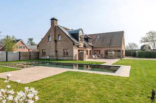 Volledig gerenoveerde villa in Weelde op een perceel van ca. 2.000m² is de perfecte combinatie van luxe, comfort en duurzaamheid. Deze woning...