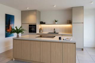 Driekamerappartement gelegen op het eerste verdiep met een ruim zonnige terras uitkijkend op het stadspark van Poperinge! Het appartement beschikt over een kwalitatief wooncomfort en is energiezuinig. Door elk appartement te voorzien van voldoende glaspartijen kan men genieten van veel lichtinval. Daarnaast wordt er veel belang gehecht aan zowel de thermische als akoestische isolatie, zo is het appartement voorzien van:- een individuele warmtepomp met koelfunctie (airco) - zonnepanelen- driedubbele beglazing De keuken en badkamer kunnen naar eigen wens bij een leverancier gekozen worden. De afwerking van het appartement is dus volledig op maat. De aankoop van een garage/autostaanplaats is ook nog mogelijk!Kiezen voor Parkzicht III is kiezen voor een tijdloze architectuur én dit op wandelafstand van alle winkels, het stadspark en de Grote Markt van Poperinge.Contacteer Charlotte Druant op 0474969298 of mail naar charlotte.druant@dewaele.com voor meer informatie over deze residentie.