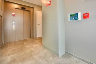 Deze parel is gelegen in een aangename omgeving, tussen het groen en vlakbij het centrum van Eeklo. Dit nieuwbouwappartement op de derde verdieping geniet een uiterst laag EPC en is dus zeer energiezuinig. Een extra troef zijn de twee privatieve zonnepanelen.
Via een wandelpad tussen het groen bereikt u de inkomhal met lift. Dit appartement beschikt over een open leefruimte met aansluitend een zonnig terras en een volledig ingerichte keuken.
U beschikt over twee ruime slaapkamers, een badkamer, een berging die tevens ook dienst doet als wasplaats en een apart gastentoilet.
Uw wagen parkeert u in de ondergrondse garage. Bovendien bergt u uw voorraad op in de privatieve kelderberging. Ook de fietsers komen aan hun trekken; uw fiets kan zowel bovengronds als ondergronds in de gemeenschappelijke fietsenberging gestald worden.
Wenst u een bezoek aan dit energiezuinige, lichtrijke, ruime appartement? Bel ons voor een bezoek of mail naar info@vastgoedunicum.be, wij helpen u graag verder!
Virtuele rondleiding?
https://youtube.com/shorts/304F1buUXTI