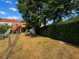 MAIL NAAR CHADIA@WIJSVASTGOED.BE VOOR EEN BEZOEKAANVRAAG - TELEFONISCH WORDEN ER GEEN BEZOEKEN INGEPLAND! <br /><br />Op een aangename ligging in Sint-Amandsberg bevindt zich deze volledig gerenoveerde woning, ideaal voor starters, een koppel of een klein gezin. De woning werd grondig aangepakt en werd ook volledig geschilderd, waardoor ze meteen een frisse en instapklare uitstraling heeft.<br /><br />Binnen geniet je van een praktische indeling met een volledig nieuwe keuken incl. toestellen, aangename leefruimte met gashaard, 2 mooie slaapkamers, een moderne badkamer en 2 toiletten (beneden en boven). Ook op energetisch vlak zit je goed: dankzij het EPC-label B geniet je van een energiezuinige en comfortabele woning. Als extra troef beschikt de woning over een toffe tuin, ideaal om rustig buiten te zitten. Ook parkeren vormt geen probleem dankzij de parkeermogelijkheden in de straat. De laatste afwerkingen worden momenteel nog voorzien: zo worden de stalendeur in de gang en de lichtarmaturen nog geplaatst + de tuin opgefrist. <br /><br />Indeling: inkomhal, berging/wasplaats, apart toilet, vestiaire, leefruimte met gashaard, open geïnstalleerde keuken met eetruimte en de aangename tuin met zonneterras.<br />1ste verdieping: 2 slaapkamers waarvan 1 aansluitend met de moderne badkamer. <br />2de verdieping: zolderverdieping (vaste trap).<br /><br />Meer info of een bezoek? MAIL naar chadia@wijsvastgoed.be !