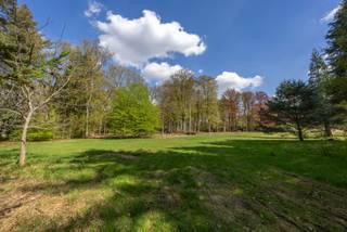 <p>Ontdek een uitzonderlijk perceel bouwgrond van maar liefst 12.465 m², gelegen in het exclusieve Vriesdonk; een van de laatste beschikbare bouwgronden in het hart van deze gegeerde wijk.</p>
<p>Dit unieke stuk grond maakte in de 17e eeuw deel uit van het historische domein van het kasteel Ter Borght en beschikt vandaag nog over een indrukwekkend, volwassen bomenbestand met majestueuze beuken en statige eiken.</p>
<p>Het perceel (Lot 11322E0302/00N000) wordt aangeboden als bouwgrond met door Maison Osaïn zorgvuldig uitgewerkte, architecturaal doordachte plannen, zoals weergegeven in de impressies. De aanvraag voor de bouwvergunning is momenteel lopende. Plannen kunnen op aanvraag worden ingekeken. Er is echter geen bouwverplichting.</p>
<p>De toekomstige villa wordt discreet ingebed in het idyllische bosdecor. De ontwerpvisie van Maison Osaïn vertrekt vanuit een harmonieuze dialoog tussen architectuur en natuur, met een sterke focus op duurzaam wonen, hoogwaardige materialen en het creëren van een gezond, evenwichtig leefklimaat.</p>
<p>Een zeldzame opportuniteit voor wie op zoek is naar absolute privacy en een unieke woonbeleving in perfecte harmonie met de natuur.<br /><br />Voor meer informatie of een bezoek ter plaatse kan u vrijblijvend contact opnemen met Stephanie via stephanie@reds.be of telefonisch op 0476/90 95 94</p>