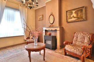 <p><span>Te renoveren woning in hartje Marke</span></p><p><span> </span></p><p><span> </span></p><p><span>Zoek je iets met veel potentieel en schrikt wat renovatiewerk je niet af? Kom deze woning bezoeken die bestaat uit een inkom, ruime woonkamer, keuken en aanbouw met de badkamer, apart toilet en berging. Op de eerste verdieping zijn twee slaapkamers, waarvan één met XL afmetingen. De vaste trap leidt naar de zolder waar nog extra kamers kunnen worden voorzien.</span></p><p><span> </span></p><p><span>Er is een praktische kelder als koele berging.</span></p><p><span> </span></p><p><span>De grote tuin is perfect georiënteerd om te genieten van middag en avondzon!</span></p>