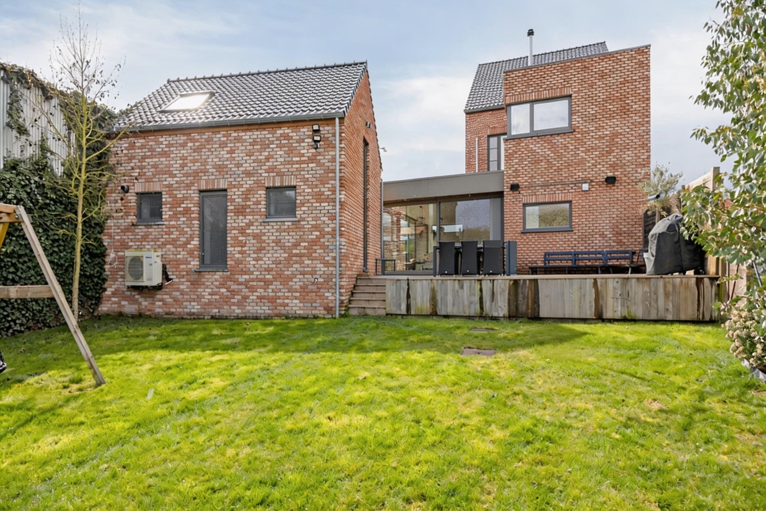 INSTAPKLARE WONING MET BIJGEBOUW EN RUIME GARAGE/LOODS - foto 1