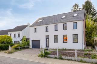 In het rustige en groene Sint-Agatha-Rode, bevindt zich deze volledig gerenoveerde en instapklare woning met maar liefst zes slaapkamers. Met...