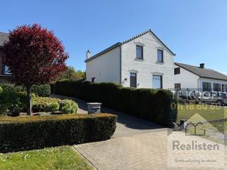 Instapklare woning met tuin op het zuidoosten, tuin en parkeerplaats<br /><br />Op zoek naar ruimte, licht en comfort op een centrale ligging? Deze charmante woning heeft het allemaal.<br />U komt binnen in een uitnodigende hall die u leidt naar een ruime en open leefruimte met open keuken en zithoek.<br />De grote raampartij in de eetruimte brengt licht en verbindt binnen met terras en tuin buiten.<br /><br />De parketvloer zorgt voor een warme huiselijke uitstraling. <br />Vanuit de keuken komt u zo in de douchekamer, CV-bergruimte, het gastentoilet en de polyvalente ruimte aan de carport.<br />Op de bovenverdieping zijjn er 3 ruime slaapkamers en een badkamer met ligbad en toilet.<br />Een van de slaapkamers is uitgerust met een splinternieuwe airconditioning, wat voor een aangenaam binnenklimaat zorgt tijdens de warmere maanden.<br /><br />De tuin is volledig omheind (ideaal voor jonge gezinnen met huisdieren) en u kan genieten van zowel de opkomende als ondergaande zon.<br /><br />Pluspunten van deze woning:<br />+ grondig gerenoveerd en goed onderhouden<br />+ centrale ligging nabij supermarkt, apotheek, school, sporthal, speelbos, natuur en uitvalswegen.<br />+ lichtrijke leefruimte met open keuken<br />+ 3 ruime slaapkamers<br />+ instapklaar<br /><br />Meer info?<br />Realisten Makelaars<br />Bel 011 18 60 60