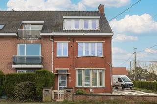 Roeselare. Opbrengsteigendom van 2 verhuurde appartementen en 1 aparte loods centraal tussen Rumbeke en Roeselare gelegen. Prijs bespreekbaar.2...