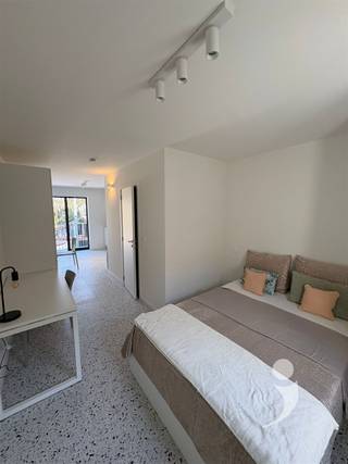 <p><span>Moderne studentenstudio in het hart van Heverlee, op een toplocatie nabij Arenberg, winkels en openbaar vervoer. </span></p><p><span>Deze volledig gerenoveerde studio maakt deel uit van een kleinschalige residentie van vijf units en combineert comfort, energiezuinigheid en praktische afwerking. Het gebouw werd grondig vernieuwd met hoogwaardige materialen en voldoet aan de huidige isolatienormen.</span></p><p><span>De studio is volledig ingericht met een keuken uitgerust met kookplaat, combi-oven, koelkast en vaatwasser, een badkamer met douche, lavabo en toilet, en vast meubilair zoals een bureau en een ruime kleerkast. Bovendien is er een dubbel bed en een tafel met stoelen aanwezig. Verduisterende gordijnen, een ventilatiesysteem en een individuele warmtepomp zorgen voor comfort en een gezond binnenklimaat. Voor water en elektriciteit beschikt elke studio over eigen meters, en zonnepanelen dragen bij aan een energiezuinig verblijf.</span></p><p><span>Fietsers profiteren van de stallingsmogelijkheden achter de residentie, terwijl videofoon en veilige toegang extra gemak en veiligheid bieden. </span></p><p><span>Voor studenten die op zoek zijn naar een instapklare, comfortabele en goed gelegen woonruimte in Leuven, biedt deze studio alles wat nodig is om studeren en wonen optimaal te combineren. </span></p><p><span> </span></p><p><span>De huurprijs bedraagt 850 per maand, exclusief kosten.</span></p><p><span> </span></p><p><span>*De Foto's in de advertentie zijn van een gelijkaardige studentenkamer.</span></p><p><span> </span></p><p><span>Interesse? Contacteer ons via </span><span><span>student@immolivit.be</span></span><span> </span></p><p><span> </span></p>