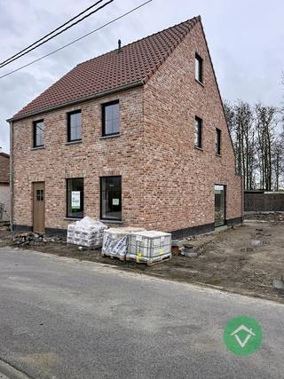 Deze alleenstaande nieuwbouwwoning is gelegen te Bovekerke en bestaat uit: <br /><br />Gelijkvloers: inkomhal - gastentoilet - bureau - lichtrijke living met open ingerichte keuken - berging/wasplaats - carport.<br /><br />Op 1ste verdieping: nachthal - afzonderlijk toilet - 4 slaapkamers - badkamer - zolderluik naar de opbergzolder.<br /><br />troeven van deze woning: <br /><br />- rustige ligging<br />- energiezuinig<br />- kwalitatief en duurzaam afgewerkt<br />- 6% BTW mogelijk !<br /><br />EPC: Woning in aanbouw<br /><br />Prijs 379 000 € (exclusief registratierechten op de bouwgrond, exclusief BTW op de constructie, exclusief aansluitingskosten. Exclusief kosten landmeter, architect, .... ).