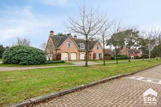 Lommel: Ruime lichtrijke villa, gelegen in bosrijk villapark, nabij centrum, sportcentrum en natuurgebied 'De Sahara'. Gelegen op 5 minuten van...