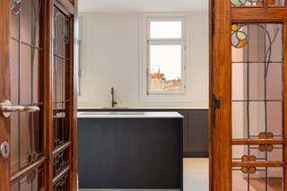 <p>Al sinds 1930 was de snoepjesfabriek Roodthooft, met de iconische "arabierekes" als uithangsbord, ondergebracht in de fabriekspanden aan de Lange Leemstraat. De oorspronkelijke boterfabriek werd gebouwd in 1905 en bestaat uit enkele gebouwen uit rode baksteen op het binnengebied en een sierlijk kantoor- en woongebouw aan de straatzijde. Deze gebouwen vormen de kern van de herbestemming van de hele site.</p>
<p>De hele site wordt een mix van kantoor- en woongelegenheden in combinatie met groen en open ruimtes. In totaal kent Confiserie Roodthooft 50 tal woonunits, gaande van eengezinswoningen met privé tuin, kleine appartementen tot grote luxueuze lofts met mooie terrassen. De bestaande site wordt uiteraard gekenmerkt door de vroege industriële sfeer van de oude panden. De nieuwbouw elementen die rond het binnenplein ingepland worden ondersteunen en versterken deze sfeer.</p>
<p>Het betreft een exceptioneel project waar oud en nieuw wordt gecombineerd.</p>
<p><strong><span></span><br /><br /></strong><br /><br /><br /><br /></p>