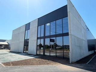 Newly built SME unit for rent with a total surface area of 641 m², spread across a ground floor (357 m²) and a mezzanine (284 m²). The sectional door provides access to both levels. Large window sections ensure maximum natural light, making the space perfectly suited as storage, a workshop or a showroom. Sanitary facilities present. 6 parking spaces included. Excellent accessibility thanks to the location between Antwerp and Brussels.<br />For more information or to arrange a visit, contact Structura.biz on 02 462 32 00!