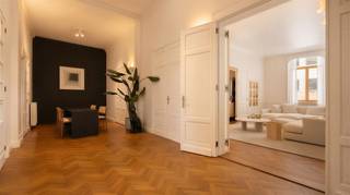 Exclusief appartement van 300 m2 met grandeur in het hart van de stad! <br /><br />Pal in centrum en omgeven door cultuur, winkels en gastronomie bevindt dit uitzonderlijk ruim appartement zich. Een unieke woonst die luxe comfort en elegantie moeiteloos combineert.<br /><br />De royale leefruimte baadt in natuurlijk licht en straalt een ongeëvenaarde grandeur uit dankzij de hoge plafonds, kwaliteitsmaterialen en doordachte indeling. De volledig geïnstalleerde keuken met ontbijthoek als hart van de woning bevindt zich aan het rustgevende terras met zicht op de binnentuin en handelsbeurs. Perfect voor zowel dagelijkse rust als stijlvolle ontvangsten. <br /><br />Het appartement beschikt over 4 volwaardige slaapkamers waarvan de master suite eigen dressing en luxe badkamer. In totaal zijn er drie badkamers, wat garant staat voor maximaal comfort en privacy voor het hele gezin of gasten.<br /><br />Een zeldzame combinatie van ruimte, stijl en ligging, ideaal voor wie op zoek is naar iets buitengewoons in het centrum.<br /><br />Parking mogelijks bij aan te kopen voor 2 wagens achter elkaar aan 75.000 euro. Kelderberging beschikbaar in het gebouw.