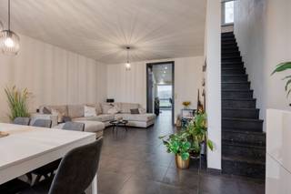 <p><span><span>Deze energiezuinige, instapklare woning is gelegen in Kalfort, Puurs, op wandelafstand van de school en met een vlotte verbinding naar de N16 en A12. De woning werd in 2012 gerenoveerd. </span></span></p><p><span><span>Op het gelijkvloers vindt u een ruime, lichtrijke woonkamer met aansluitende open keuken, een badkamer en een berging met extra douche. Naast de keuken bevindt zich nog een bijkomende berging, die ook bereikbaar is via de straatzijde en ideaal is om vuilnisbakken en fietsen te stallen. </span></span></p><p><span><span>Op de eerste verdieping zijn er drie slaapkamers, en via de vaste trap bereikt u de ruime zolder, die perfect kan dienen als vierde slaapkamer, bureau of extra stockageruimte. </span></span></p><p><span><span>De woning heeft een afgesloten zuidwest gerichte tuin met tuinberging.</span></span></p>