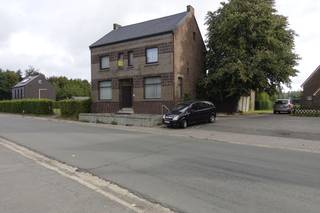 Te renoveren pand met ruime tuin met verschillende soorten fruitbomen. totale oppervlakte 788 vierkante meter