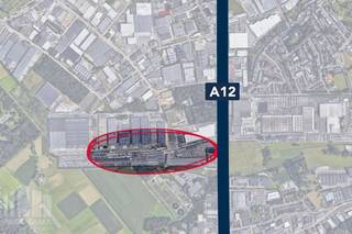 Ruime <strong>parkeerruimte van 20.000 m²</strong> te huur , gelegen op een uitstekende, strategische locatie langs de A12 te Wilrijk. De parkeerruimte bevindt zich naast de centrale parking 'Autostad', waardoor de bereikbaarheid optimaal is voor zowel lokale als internationale bedrijven en klanten.<br /><br />Het terrein is <strong>volledig verhard en omheind</strong>, wat zorgt voor een veilige en betrouwbare opslagplaats voor voertuigen, vrachtwagens of andere soorten vervoer. Door de centrale ligging is de parkeerruimte gemakkelijk toegankelijk voor verkeer vanuit verschillende richtingen, wat een aanzienlijke meerwaarde biedt voor bedrijven die een hoge mobiliteit vereisen. Tevens <strong>mogelijkheid tot huren van grotere ruimte van 3.000 m², 14.000 m² en 29.000 m²</strong>.<br /><br />De parkeerfaciliteiten zijn <strong>beschikbaar na overleg</strong>, zodat wij samen met u de beste oplossing kunnen vinden die aansluit bij uw behoeften.<br /><br />Contacteer <strong>PANORAMA B2B </strong>voor bijkomende inlichtingen of een vrijblijvend plaatsbezoek <strong>0477 91 10 00</strong>.