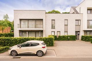 Dit lichtrijk appartement vinden we terug in een gebouw dat werd opgericht in 2015.<br /><br />Het appartement is gelegen op de 1ste verdieping, vlot bereikbaar met de lift en voorzien van veel raampartijen. De eigenaar heeft recent nog zonnescreens voorzien op de ramen.<br /><br />Indeling: <br />inkomhal met uitsparing vestiaire, gastentoilet, open leefruimte met geïnstalleerde keuken uitgevend op het terras, berging/wasplaats, badkamer met douche en 2 slaapkamers.<br /><br />Verder zijn er een kelderberging en ondergrondse parkeerplaats aanwezig, verplicht bij te kopen voor de prijs van 17.500 Euro.<br /><br />Bent u op zoek naar een instapklaar appartement nabij het centrum van Ertvelde? Contacteer mij voor een vrijblijvend bezoek via quinten@qubic-vastgoed.be of via 0468/20 15 30.