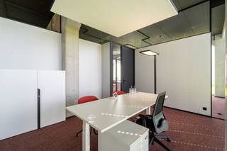 In het bedrijvencentrum V.Futurum bieden wij een moderne kantoorruimte te huur aan in Roeselare. Dit innovatieve bedrijfsvastgoed is ontworpen om ondernemingen te verbinden en samenwerking te stimuleren. Bent u op zoek naar een representatieve kantoorruimte te huur op een dynamische locatie? Dan biedt dit centrum de ideale uitvalsbasis voor uw onderneming.<br /><br />Het pand is uitstekend gelegen aan de Rijksweg in Roeselare, vlak bij het centrum. Dankzij deze strategische locatie kent de kantoorruimte te huur een vlotte verbinding met de belangrijkste uitvalswegen in de regio Roeselare.<br /><br />Oppervlakte: verschillende units beschikbaar van 14,8 m² tot 28 m².<br /><br />- Bemeubelde kantoren voorzien van ergonomisch afstelbaar meubilair<br /><br />- Individuele klimaatregeling en aangepaste verlichting per kantoor<br /><br />- Eigen, beveiligd netwerk per kantoorruimte<br /><br />- Onthaal met aanmeldmogelijkheden voor uw klanten<br /><br />- Sanitair per verdieping en een volledig ingerichte keuken met Miele-toestellen<br /><br />Aarzel niet om deze unieke kans te ontdekken. Bent u op zoek naar bedrijfsvastgoed bestaande uit een kantoor te huur in Roeselare? Aarzel dan niet om ons te contacteren op het nummer 051 21 22 23.<br /><br />Dit betreft een terbeschikkingstelling van kantoren met diensten.<br /><br />Bestuursmaatregelen in het maatregelenregister: nee