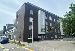 Op een uitstekende locatie aan de Wildemansweg in Herent bevindt zich deze gezellige en energiezuinige flat op de eerste verdieping van een verzorgd en goed onderhouden gebouw. Dankzij de nabijheid van Leuven, de Mechelsesteenweg en de E314 geniet u hier van een uitstekende bereikbaarheid. Bovendien bevinden het station van Herent, winkels, scholen en andere voorzieningen zich op wandelafstand.<br />De flat werd praktisch ingericht met een aangenaam open gevoel als centraal uitgangspunt. Via de inkomhal met afzonderlijk toilet komt u terecht in de lichtrijke leefruimte met open keuken en semi afgescheiden slaapruimte. De slimme indeling zorgt voor een ruimtelijk gevoel en een comfortabele woonbeleving. Verder beschikt het appartement over een badkamer met douche en wastafel, waar zich eveneens de privatieve gasketel en waterverzachter bevinden. Daarnaast is er een gemeenschappelijke fietsenstalling aanwezig en profiteert u van zeer lage maandelijkse lasten.<br />Met een EPC-label A en een conforme elektrische installatie voldoet deze eigendom aan de hedendaagse normen op het vlak van energiezuinigheid en veiligheid. Kortom, een gezellige en instapklare flat op een uitstekende locatie, ideaal voor starters of investeerders die op zoek zijn naar een zorgeloze eigendom met een open karakter en een uitstekende bereikbaarheid.