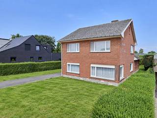 Charmante gezinswoning met 3 slaapkamers, ruime garage en groene tuin in Hechtel-Eksel<br /><br />Op zoek naar een woning met ruimte en mogelijkheden om uw eigen thuis te creëren? Deze charmante gezinswoning in Hechtel-Eksel biedt een mooie basis. Dankzij de ruime vertrekken, de aangename lichtinval en praktische indeling, kunt u de woning aanpassen aan uw eigen woonwensen.<br /><br />INDELING<br /><br />KELDER:<br />-Praktische bergruimte<br /><br />GELIJKVLOERS:<br />-Inkomhal<br />-Ruime, lichtrijke leef- en eetruimte<br />-Afzonderlijke keuken<br />-Ruime ontbijthoek<br />-Apart toilet<br />-Wasplaats <br />-Berging<br /><br />EERSTE VERDIEPING:<br />-3 volwaardige slaapkamers<br />-Badkamer met bad en wastafel<br /><br />ZOLDER:<br />-Ruime bergzolder<br /><br />BUITEN EN BIJGEBOUWEN:<br />-Ruime garage<br />-Oprit met parkeergelegenheid voor meerdere wagens<br />-Groene tuin met gazon en hagen<br />-Aangename privacy<br /><br />TROEVEN:<br />+Ruime en lichtrijke leefruimte<br />+3 volwaardige slaapkamers<br />+Zolder met uitbreidingsmogelijkheden<br />+Praktische kelder en ruime garage<br />+Groene tuin met privacy<br />+Volledig naar eigen smaak op te frissen<br />+Rustige ligging in Hechtel-Eksel<br /><br />Zoekt u een gezinswoning waar u uw eigen ideeën tot leven kunt brengen? Kom de ruimte en mogelijkheden van deze woning zelf ontdekken. Neem contact op met Vastgoed C en plan uw bezoek.