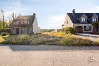 IN OPTIE!!<br /><br />Uitzonderlijke bouwgrond met een totale oppervlakte van 5.684 m² te Emblem! Dit royale perceel bestaat uit drie samenhangende gronden en wordt in zijn geheel aangeboden. Het terrein geniet van een uitstekende ligging met zowel open als groen zicht en grenst achteraan aan het Netekanaal, wat zorgt voor een unieke en rustige woonomgeving. Dankzij de royale afmetingen biedt dit perceel tal van mogelijkheden voor het realiseren van een ruime gezinswoning of een prestigieus bouwproject. Een zeldzame opportuniteit voor wie op zoek is naar ruimte, natuur en bereikbaarheid in één.<br /><br />Bent u ontwikkelaar of investeerder en op zoek naar een duurzame opportuniteit in een aantrekkelijke regio? Ontdek de mogelijkheden van dit perceel.<br /><br />Niet gelegen in mogelijks of overstromingsgevoelig gebied, niet gelegen in afgebakend overstromingsgebied of afgebakende oeverzone, niet gelegen in risicozone overstromingen (P-score A, G-score onbekend), VKR Vlaamse waterweg, woongebied + groengebieden. Vergunning nog NIET aangevraagd of toegestaan! Voor meer info ga naar www.coenenvastgoed.be of bel 03/375.82.92