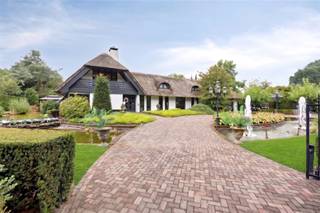 <p>Uitnodigende duo-villa op 8.843 m² op toplocatie in de gegeerde residentiële villawijk bij de NL-grens.</p><p>In 2023 totaal vernieuwd en klaar voor nieuwe bewoners staat deze prestigieuze villa (ca. 610 m² woonruimte) met rieten kap misschien wel op jou te wachten: Dat kan je beter niet te lang doen, want goeie dingen zijn snel weg.<br />Vooraan ontdek je direct de aantrekkelijke gevel en omkadering met vijvers en fonteinen. Vele auto's kan je er ook al parkeren, plaats genoeg.<br />Eénmaal binnen sta je verbluft naar de indrukwekkende marmeren traphal te kijken met glazen deuren naar de leefruimte. Deze is praktisch ingedeeld in verschillende knusse zithoeken en een eetkamer, allen met open haard. In de compleet ingerichte eetkeuken kan je je kookkunsten zeker tentoonstellen. De bijkeuken is gewoon handig erbij. Verder passeren we een gastentoilet, een master met veel inbouwkasten, dressings en een badkamer met alle faciliteiten spreekt direct aan om je dagelijkse verwenbeurt te genieten. Aansluitend is er een studio met living, badkamer, dressing, berging, extra keuken en woonkamer en toilet. Ideaal voor een inwonend familielid of personeel. Boven zijn e nog 4 slaapkamers met badkamers, dressings, 2 balkons en een woonkamer. Het lijkt wel een multi-huis met al deze ruimtes. Perfect voor een nieuw samengesteld groot gezin, want dat kan natuurlijk ook. In de achtertuin weet je niet waar eerst naar kijken: een serre zwevend boven de vijver, een zen-woonwagen, een fitnesshobbygebouw, een jacuzzi, overdekt terras, een zandstrand met opbouw zwembad. Ook is er zelfs een paintball terrein, en de paardenstal dient natuurlijk voor het stallen van paarden of andere dieren. Overal in het huis zijn er airco's te vinden en is er ook vloerverwarming. Kortom, dit vraagt voor een bezoekje om dit alles te bekijken.</p><p>EPC label B</p><p>Allerlei:<br />- Dubbele oprit<br />- Unieke vijverpartij met fonteinen<br />- Geboorde put versus grondwater<br />- Elektrische zonnewering<br />- Vele airco's<br />- Alarm<br />- Vele inbouwkasten<br />- Conform elektriciteitsattest<br />- Geen astbest<br />- Mogelijkheid voor het houden van paarden<br />- 2 balkons met knap uitzicht<br />- 6 slaapkamers<br />- 4 badkamers <br />- Bijzondere bijgebouwen</p><p>- Kangoeroewoning</p><p>- Beneden bewoning is mogelijk</p><p>- Kantoor aan huis is mogelijk</p><p>Vg, Wp/Agr, Gmo, Gvkr, Gvv. Alle informatie onder voorbehoud van vergissingen en wijzigingen. Oppervlaktes zijn indicatief.<br />Dit is geen aanbod, maar een onderhandelingsvoorstel.</p>