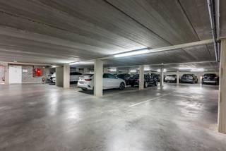 <p>Zoek je een instapklare werkplek in een professionele en inspirerende omgeving?</p>
<p>Dit kantoor in Geel combineert volledige uitrusting, flexibiliteit en bereikbaarheid – ideaal voor zelfstandigen of ondernemingen die zonder zorgen willen starten.</p>
<p><strong><u>Indeling</u></strong></p>
<p>Gelijkvloers: 2 afzonderlijke bureauruimtes.</p>
<p>Verdieping: gemeenschappelijke ruimte met moderne keuken en vergaderzaal.</p>
<p><strong><u>Inbegrepen in de huurprijs</u></strong></p>
<ul>
<li>24/7 toegang.</li>
<li>Alle nutsvoorzieningen: elektriciteit, water, verwarming.</li>
<li>Glasvezelinternet, wifi, telefonie en TV.</li>
<li>Gebruik van gemeenschappelijk sanitair, keuken en douches.</li>
<li>Onroerende voorheffing, gemeentelijke heffingen en verzekeringen.</li>
<li>Lounge/wachtruimte + koffiecorner/horecafaciliteiten.</li>
<li>Ondergrondse parkeerplaats inbegrepen.</li>
</ul>
<p>Jaarlijks opzegbaar – flexibele formule.</p>
<p><strong><u> Locatie &amp; bereikbaarheid</u></strong></p>
<ul>
<li>Vlakbij station Geel.</li>
<li>Ruime parkeermogelijkheden in de buurt.</li>
<li>Uitstekende verbinding met omliggende steden en invalswegen.</li>
</ul>
<p><strong><u>Ideaal voor:</u></strong></p>
<ul>
<li>Zelfstandigen, vrije beroepen of kleine ondernemingen.</li>
<li>Iedereen die een all-in kantooroplossing zoekt zonder verborgen kosten.</li>
</ul>
<p><strong>Interesse?</strong></p>
<p>Neem contact op voor een bezoek via 014 58 02 08 en ontdek hoe dit kantoor jouw nieuwe professionele thuisbasis kan worden.</p>