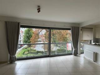 <p>Dit gunstig gelegen appartement nabij het bruisende stadscentrum voorziet:</p><p>Inkomhal, ruime leefruimte, open keuken met hedendaags comfort, <br />2 slaapkamers, badkamer, 2 terrassen ,kelderberging en garagebox.</p><p>Dit appartement biedt de ideale combinatie tussen rust en stedelijk gemak!<br />De woonruimtes zijn recent opgefrist met een volledige schilderbeurt en voorzien van gordijnen/stores  en sunscreen aan het grote raam vooraan.<br />Dit zorgt voor een verzorgde uitstraling en aangenaam wooncomfort.</p><p>Interesse?<br />Vraag uw bezoek aan via onze website www.immodhondt.be </p>