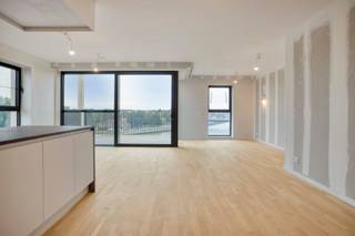 <p><span>Gelegen in de nieuwe stadswijk ‘KanaalPark’, in de groene stad aan het water Vilvoorde en vlakbij het centrum van Brussel, zijn wij verheugd dit verrassend ruime appartement met terras te koop aan te bieden. Dankzij de uitstekende bereikbaarheid en de vlotte verbinding met de belangrijkste invalswegen geniet u hier van een unieke combinatie van rust, groen en stedelijke dynamiek. </span></p><p><span>Dit energiezuinige appartement bevindt zich op de zesde verdieping van de gloednieuwe residentie Nobel 1, die in 2023 werd gerealiseerd door de gerenommeerde projectontwikkelaar Virix en ontworpen door architecten Styfhals. </span></p><p><span>Met een bewoonbare oppervlakte van maar liefst 117 m² beschikt het appartement over een inkomhal met vestiaire, een gastentoilet, een volledig uitgeruste badkamer en een ruime leefruimte met een maximale lichtinval en directe toegang tot het terras met uitzicht over het Zeekanaal. Verder is er een volledig ingerichte keuken met aansluitend een praktische berging en zijn er twee volwaardige slaapkamers aanwezig.</span></p><p><span>Toekomstige bewoners kunnen bovendien genieten van een privatieve binnentuin en het 3-Fonteinenpark aan de overzijde van het kanaal. </span></p><p><span>Kortom, een ware opportuniteit voor wie energiezuinig, ruim, tijdloos en luxueus wenst te wonen op een toplocatie nabij Brussel. Kom zeker eens een kijkje nemen, u bent van harte welkom!</span></p><p><span>Alle appartementen zijn volledig afgewerkt, inclusief vloerverwarming, een volledig ingerichte keuken, sanitaire toestellen, parketvloeren, wandbetegeling en binnendeuren. Een parkeerplaats in de ondergrondse parkeergarage is optioneel aan te kopen voor €26.750 excl. btw. Er zijn zowel ondergrondse als bovengrondse fietsenstallingen voorzien, evenals praktische fietskluizen. Tevens uitermate geschikt als waardevaste vastgoedinvestering met opwaarts potentieel. Voor snelle beslissers!</span></p><p><span> </span></p>
