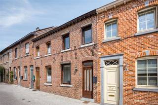 Deze op te frissen stadswoning biedt een slimme en functionele indeling en vormt de ideale basis voor wie op zoek is naar een comfortabele...