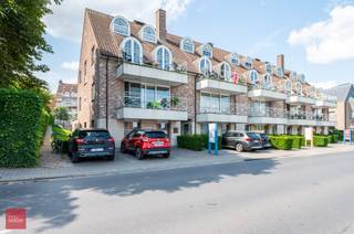 Mooi appartement met verzichten bestaande uit een inkomhall, living, keuken, 3 slaapkamers met elk hun eigen badkamer, dressing, berging...