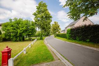 <strong>Een unieke woning met potentieel voor wie exclusief wil wonen in een groene en rustige omgeving nabij Gent!</strong><br /><br /><strong>LIGGING</strong><br /><br /><strong>Gelegen in een doodlopende straat en in één van de meest gegeerde woonwijken van de regio, geniet u hier van privacy, rust en een uitzonderlijke woonkwaliteit.</strong><br /><br />Op slechts enkele minuten van Gent combineert deze woning een uitstekende bereikbaarheid met een groene omgeving.<br />Dankzij de <strong>Mobiscore van 8,7/10 </strong>bevinden winkels, scholen, openbaar vervoer en invalswegen zich nabij.<br />Bovendien liggen de Merelbeekse Meersen, het Rotarybos, Gentbos, zwembad Ter Wallen en de exclusieve Golfclub Zwijnaarde op wandel- en fietsafstand.<br />Een unieke combinatie van natuur, sport en ontspanning wat deze locatie bijzonder geliefd maakt.<br /><br /><strong>INDELING</strong><br /><br />De woning bevindt zich op een ruim perceel met een voortuin, lange oprijlaan en een mooie achtertuin met zicht op groen.<br />Deze uitzonderlijke setting zorgt voor een gevoel van rust en privacy, ideaal om te genieten met familie en vrienden.<br /><br />U komt binnen via de inkomhal die toegang biedt tot de leefruimte, keuken met aangrenzende eetplaats, bureau en gastentoilet.<br />De woonkamer met grote raampartijen en houthaard vormt het hart van de woning.<br />Dankzij het apart bureau is deze eigendom bovendien ideaal voor thuiswerk of voor vrije beroepers.<br /><br />Verder beschikt de woning over 3 slaapkamers, badkamer, wasplaats, kelder en dubbele inpandige garage.<br /><br />Contacteer Kevin: <strong>0476 66 55 50</strong><br />(Sommige beelden zijn referentiebeelden, oppervlakten geraamd)