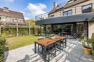 <p><span>Gelegen langs de Brusselsesteenweg 175 te Aalst, op de grens met Erembodegem, bevindt zich deze goed onderhouden woning (bouwjaar 1995) met verrassend veel ruimte en comfort.</span></p><p><span> </span></p><p><span>Bij het betreden van de woning komt u in een verzorgde inkomhal met gastentoilet. Aansluitend vindt u de volledig geïnstalleerde keuken met kwalitatieve toestellen en praktische berging. De bijzonder ruime en lichtrijke leefruimte met sfeervol haardvuur vormt het hart van de woning en geniet dankzij de grote glaspartijen van een mooi zicht op én directe toegang tot het volledig aangelegde terras en de tuin.</span></p><p><span> </span></p><p><span>Op de eerste verdieping bevinden zich maar liefst drie volwaardige slaapkamers, een aparte doucheruimte, een badkamer, een dressing én een aangenaam zonneterras. Via een vaste trap bereikt u de tweede verdieping, waar nog twee ruime extra kamers voorzien zijn — ideaal als extra slaapkamers, hobbyruimte of bureau.</span></p><p><span> </span></p><p><span>De woning wordt verwarmd via centrale verwarming op aardgas en beschikt bovendien over airconditioning in zowel de leefruimte als de slaapkamer, een alarmsysteem, zonnepanelen en dubbele beglazing.</span></p><p><span> </span></p><p><span>De mooi aangelegde tuin met oprit en dakterras vervolledigt het geheel. Achteraan het perceel bevindt zich nog een extra bijgebouw dat perfect kan dienen als praktijkruimte, kantoor of ruime berging.</span></p><p><span> </span></p><p><span>Kortom: een verrassend ruime, instapklare en veelzijdige woning met tal van mogelijkheden op een uitstekende ligging! </span></p><p><span> </span></p><p><span>Wij werken met een bezoekmoment op zaterdag 9 mei. Bezoeken zijn enkel mogelijk mits voorafgaande reservatie.</span><span> </span></p><p><span> </span></p><p><span>Voor meer informatie en/of een bezoek, contacteert u Didier van Immo Zone op het nummer 0476/ 73. 17. 99.</span></p><p><span> </span></p>