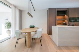 Ontdek residentie Barolo<br />- Keuze uit 1, 2 of 3 slaapkamers<br />- E-peil max. 20: dit betekent een korting van 50% op de onroerende voorheffing gedurende 5 jaar!<br />- Zonnepanelen en warmtepomp, vloerverwarming<br />- Afgesloten domein met mooie binnentuin<br />- Ondergrondse garages<br />- Een binnentuin biedt bewoners een groene oase midden in de stad, een plek waar rust en natuur centraal staan. Van zodra je de deur uitstapt of op je terras gaat zitten, word je omringd door het frisse groen van diverse planten en bloemen.<br />- Persoonlijke klantenbegeleiding van A tot Z. Wil je aanpassingen op vlak van indeling en afwerking? Dat kan!<br /><br />Stijlvol wonen in het kloppend hart van Waregem, waar de charme van een gezellige stad naadloos samengaat met alle voordelen van een moderne levensstijl én in de nabijheid van groen zoals park Baron Casier, wie droomt hier niet van? Met alles binnen handbereik en een uitgebreide keuze aan faciliteiten en diensten, winkels, eetgelegenheden, sportfaciliteiten, ... biedt het wonen in Waregem voordelen die je nergens anders vindt. Wonen in residentie Barolo is meer dan alleen een fijne woonplaats – het is een investering in de toekomst!<br /><br />Wil jij hier graag wonen? Maak dan nu snel een afspraak via ben@eribo.be of 0488/942.643.<br /><br />Eerder op zoek naar een woning? Ontdek hier de 6 duurzame woningen in dit project:<br />https://www.eribo.be/te-koop/project/gezinswoningen-waregem-waregem-8285724