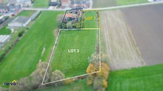 Dit perceel, gelegen in een goedgekeurde verkaveling, heeft een totale oppervlakte van zo'n 985 m² (zie plan en foto's LOT 2) en is geschikt voor...