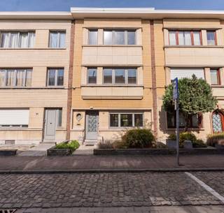 <p>Deze karaktervolle woning is gelegen in Antwerpen, op een boogscheut van de Jan Van Rijswijcklaan en de Expowijk. Winkels, scholen en openbaar vervoer bevinden zich in de nabije omgeving. Een centrale en vlot bereikbare ligging met alle dagelijkse voorzieningen binnen handbereik.</p><p>Achter de authentieke gevel bevindt zich een ruime en lichtrijke woning met een aangename indeling. De groene voortuin zorgt voor een aangename buffer met de straat en biedt praktische ruimte voor het stallen van fietsen.<br />Via de inkomhal bereikt u de royale leefruimte met open keuken van ca. 60 m². Grote raampartijen brengen veel natuurlijk licht binnen en zorgen voor een mooie verbinding met de stadstuin van ca. 65 m² achteraan. Daarnaast beschikt de woning over een zeer praktische kelder met veel bergruimte.</p><p>Op de eerste verdieping bevinden zich twee ruime slaapkamers met ingemaakte kasten, een dressing en een badkamer met douche, lavabo en toilet. Vanuit één van de slaapkamers is de vide met zicht op de leefruimte bereikbaar, ideaal als bureau, leeshoek of ontspanningsruimte. De tweede verdieping biedt plaats aan twee zeer ruime slaapkamers van ca. 20 m² en een extra toilet.</p><p>Troeven<br />- 4 ruime slaapkamers<br />- Ingemaakte kasten<br />- Royale leefruimte met open keuken van ca. 60 m²<br />- Vide met zicht op de leefruimte<br />- Stadstuin van ca. 65 m²<br />- Groene voortuin met plaats voor fietsen<br />- Zeer praktische kelder met veel bergruimte<br />- EPC-label B<br />- Elektriciteit conform<br />- Centrale ligging<br />- Authentieke elementen</p><p>Interesse? Neem contact op voor meer informatie of een bezichtiging: <strong>info@markasa.be</strong><strong> </strong>of<strong> 03/827.72.92</strong></p>