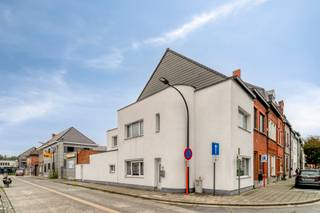 *** KIJKDAG ZATERDAG 31/10 - Tussen 9u30 en 12u30 *** OP AFSPRAAK ***
Op zoek naar een woning waar comfort, energiezuinigheid en een verzorgde afwerking hand in hand gaan? Dan is deze charmante woning zeker een bezoek waard!
De woning werd in 2022 volledig gerenoveerd en is bijgevolg helemaal klaar om haar nieuwe bewoners te verwelkomen. Dankzij het gunstige EPC-label B geniet u bovendien van een energiezuinige woonomgeving. Ook op technisch vlak scoort deze woning uitstekend: ze is asbestveilig, de elektriciteit is volledig conform en er is een ventilatiesysteem D. Binnenin vindt u een aangename en praktische indeling, met een volledig uitgeruste keuken die alle nodige comfort biedt om heerlijk te koken. Ook de badkamer is volledig ingericht en combineert het comfort van een ligbad met het gemak van een aparte douche.
Als extra troef beschikt de woning over een aangenaam terras, de ideale plek om in alle rust te ontspannen, te genieten van een zonnige dag of gezellig vrienden en familie te ontvangen. Het terras is toegankelijk via een zij-ingang dat zeer praktisch is voor fietsen of vuilbakken. Kortom, een instapklare woning die charme en hedendaags wooncomfort combineert, zonder dat u zich zorgen hoeft te maken over renovatiewerken. Ideaal voor wie op zoek is naar een zorgeloze nieuwe thuis! Wenst u meer informatie of een bezoek? Stuur gerust een mail naar Louis@immoaccenta.be
