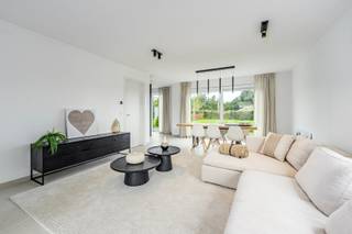 Ontdek het idyllische Ruiselede – de perfecte plek om te wonen!<br /><br />Droom je van een woning waar rust en natuur samenkomen? Zoek dan niet verder dan Ruiselede! Deze prachtige gemeente is gelegen in het schilderachtige hart van West-Vlaanderen en biedt een unieke levensstijl voor iedereen die op zoek is naar de perfecte plek om te wonen.<br /><br />Naast de natuurlijke schoonheid biedt Ruiselede ook een bruisend dorpsleven. Het centrum van de stad heeft een breed scala aan winkels, openbaar vervoer en andere voorzieningen en vrijetijdsbestedingen, er valt altijd wel iets te beleven voor jong en oud.<br />Bovendien is Ruiselede ook zeer gunstig gelegen. Met goede verbindingen naar nabijgelegen steden zoals Brugge, Kortrijk en Gent, alsook naar de kust, kunt u genieten van het beste van beide werelden – de rust en schoonheid van het platteland en de bruisende stedelijke ervaring binnen handbereik.<br /><br />Volgende woonindeling : op het gelijkvloers hebben we de inkomhal met gastentoilet, eet- en leefruimte met open ingerichte keuken. Op de eerste verdieping zijn er 3 slaapkamers, apart toilet, badkamer met douche, ligbad en lavabomeubel. Extra bergruimte is er op de zolderverdieping.<br /><br />De vermelde prijs is excl. kosten.<br /><br />Meer info en/of een plaatsbezoek, neem gerust contact op 0470 50 50 50 of info@futurimmo.be !