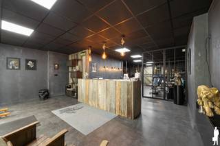 Op zoek naar een commercieel handelspand op een uitstekende locatie in Hamme? Dit pand combineert een sterke zichtbaarheid, een lichtrijke handelsruimte en praktische nevenruimtes. Een interessante opportuniteit voor wie op zoek is naar een goed gelegen ruimte voor een handels- of professionele activiteit.<br /><br />Indeling<br /><br />Via de glazen inkomdeur komen klanten rechtstreeks binnen in een ruime en lichtrijke handelsruimte. De grote raampartijen zorgen voor veel natuurlijk licht en een aangename uitstraling.<br /><br />Verder beschikt het pand over:<br />- Lichtrijke commerciële ruimte<br />- Praktische opslagruimte<br />- Keuken<br />- Berging<br />- Extra berging met toilet<br />- Tuintje achteraan<br /><br />Algemeen<br />- Toplocatie in Hamme<br />- Vernieuwde aluminium ramen (2021)<br />- EPC-label C – geen renovatieverplichting<br />- Asbestvrij<br />- Alarminstallatie<br />- Centrale verwarming op gas<br />- Praktische opslag- en bergruimtes<br />- Buitenruimte achteraan<br /><br />Een handelspand met heel wat mogelijkheden op een interessante commerciële locatie in Hamme.<br /><br />Wenst u dit pand te bezoeken? Contacteer ons via waasendender@deboerenpartners.be of 03 377 55 00.<br /><br />Op zoek naar een woning, appartement of bouwgrond in het Waasland of de Denderstreek?<br />De Boer & Partners Waas & Dender begeleidt u graag bij de aankoop of verkoop van vastgoed in deze ruime regio.