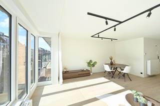 Ontdek dit recent volledig gerenoveerde appartement, ideaal gelegen in het hart van Knokke, dicht bij alle winkels, het Zegemeer en op korte...