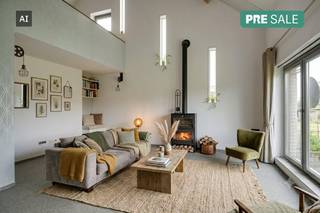 Bent u op zoek naar rust, ruimte en comfort, maar wilt u geen toegevingen doen op vlak van modern luxe? Deze unieke, instapklare woning (bouwjaar 2011) is gelegen in een heerlijk rustige, doodlopende straat in het gegeerde Gerdingen (Bree). Hier geniet u van privacy, gecombineerd met een zicht op de prachtige tuin. Waarom deze woning uw droomhuis is:De kelderverdieping herbergt een volledig uitgeruste, hoogwaardige studio met direct zicht op de tuin. Perfect te gebruiken als kangoeroewoning, een eigen stek voor een volwassen kind, of als inspirerende praktijk-/kantoorruimte aan huis.Zowel vanuit de royale leefruimte als vanuit de studio beneden geniet u van een naadloze connectie met de schitterend aangelegde tuin. Een oase van rust waar u ongestoord kunt ontspannen.De woning wordt efficiënt verwarmd op propaangas én is volledig zelfvoorzienend op vlak van water. Duurzaam en kostenbesparend wonen ineen!Toch nood aan een beetje extra grond? De eigenaren zijn bereid om een iets verder geleden stukje landbouwgrond mee te verkopen met de woning. Voldoet deze parel aan al uw wensen? Grijp dan nu uw kans. Deze woning wordt exclusief gepresenteerd tijdens ons Pre-Sale moment op zaterdag 11 juli 2026 tussen 09:00 u. en 11:00 u.Plan vandaag nog uw bezoek en ontdek zelf de unieke sfeer van dit uitzonderlijke pand.De eigendom wordt aangeboden via de Pre-sale formule. Op 11/07/2026 tussen 09:00 en 11:00 kan u de woning op afspraak komen bezichtigen en een bod uitbrengen. De vermelde prijs is een instelprijs. Voor meer info, gelieve contact op te nemen met de dossierverantwoordelijke.Bestuursmaatregelen in het maatregelenregister: neeDeze AI-visualisaties zijn bedoeld als inspiratie. Er werd geen rekening gehouden met technische specificaties, stedenbouwkundige voorschriften of de concrete mogelijkheden tot realisatie.
