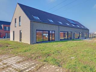 Deze woning wordt gebouwd in het vernieuwend woonproject ‘Roobaertpark’, een rustige buurt die vernieuwend groen, open en verkeersarm is ingericht aan de rand van het stad. De woning is aangesloten op het stadswarmtenet, waardoor je minder afhankelijk bent van fossiele brandstoffen zoals aardgas! Kindvriendelijke buurt met doodlopend straatje zonder doorgaand verkeer.<br />Lot 26 is een halfopen bebouwing op een grondoppervlakte van 336 m². Tijdloze woning met 152 m² bewoonbare oppervlakte. GELIJKVLOERS: inkom, wc, living (33 m²), open keuken met eiland, ruime berging, ruime fietsenberging.<br />EERSTE VERDIEPING: 3 ruime slaapkamers, ingerichte badkamer met inloopdouche en dubbele lavabo, aparte wc, stapelzolder.<br />Deze woning staat ruwbouw-winddicht momenteel en kan<strong> tamelijk snel instapklaar gemaakt worden. </strong>De foto's zijn van een gelijkaardige woning in het project ter inspiratie. <br /><br />Deze woning wordt aangeboden met ingerichte badkamer, bevloering en vloerverwarming.<br /><br />Leuke tuin met goeie oriëntatie. Nabij groenzone.<br />In de prijs is ook begrepen:<br />- tuinafsluiting met zwarte Plastidordraad.<br />- autostaanplaats in parkeerpocket.<br /><br />Prijs excl. btw en kosten. Voor meer info bel 09 280 60 60 of mail naar info@durabrik.be<br />Download de brochure op https://durabrik.immo/roeselare-honzebroekstraat |<br />Bezoek onze kijkwoning ter plaatse. Een afspraak maken kan via https://www.durabrik.be/nl/kijkwoningen/roeselare-honzebroekstraat<br /><br />* Afbeeldingen en oppervlaktes zijn indicatief.