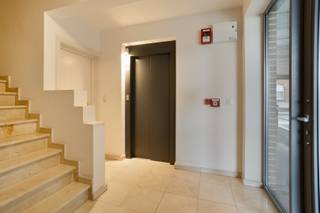 Dit duplex-appartement met 2 ruime slaapkamers is gelegen in Kessel-Lo. Op slechts 10 minuten fietsen van Leuven centrum.<br /><br />Dit appartement heeft een inkomhal met ruimte voor een vestiairekast. Verder is er een grote, lichtrijke leefruimte met volledig uitgeruste en open keuken.<br /><br />Het appartement beschikt over 2 ruime slaapkamers van 14m² en 12,5m² en een badkamer met bad/douche en toilet.<br /><br />Verder is er nog een wasplaats met aansluiting voor een wasmachine en droogkast.<br /><br />Tot slot is er een klein terras, een gemeenschappelijke tuin, een autostaanplaats en een private kelderberging.<br /> <br />Alle tellers zijn individueel en de verwarming is op gas. Elektriciteit is conform. EPC B.<br /><br />De parking dient bij gehuurd te worden voor 105 euro per maand. De gemeenschappelijke kosten bedragen 120 euro per maand. De volledige huurprijs bedraagt 1220 euro per maand.<br /> <br />Onmiddellijk beschikbaar! <br /> <br />Bij verdere vragen of interesse kan u mij steeds bereiken.