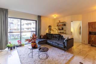 Dit instapklaar appartement is gelegen op de eerste verdieping & is te bereiken via trap of lift (gaat tot in de kelder). Het gebouw ligt in de gezellige Sint-Andrieswijk tussen de Nationalestraat en de Kloosterstraat in het hartje van Antwerpen. Winkels, gezellige cafeetjes & hippe restaurants zijn op wandelafstand gelegen net als de Groenplaats. Deze laatste ligt slechts op 5 minuten wandelafstand.<br /><br /><u>Indeling kelder:</u> parkeerplaats in de ondergrondse parking <strong>(deze dient verplicht mee aangekocht te worden t.b.v. 30.000 EUR)</strong><br /><br /><u>Indeling eerste verdieping:</u> inkomhal, woon- en eetkamer (met elektrisch haardvuur), keuken (alle toestellen aanwezig), berging (aansluiting voor wasmachine & droogkast), afzonderlijk gastentoilet, badkamer (enkele lavabo & inloopdouche), 2 slaapkamers & terras (NO-georiënteerd, 45m2 & zicht op de Sint-Andrieskerk).<br /><br /><strong>BIJZONDERHEDEN:</strong><br /><br />- Centrale ligging in hartje Antwerpen<br />- Zeer lage EPC-score (energielabel B)<br />- HR-beglazing<br />- Condensatieketel<br />- CONFORME elektrische keuring<br />- Ondergrondse autostaanplaats<br /><br /><strong>Beschikbaar bij akte na betaling.</strong><br /><br />Voor meer info of een bezoek kan u ons bereiken op +32 473 37 28 40 of info@immobilli.be<br />