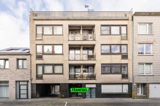Deze ruime garagebox is gelegen op een gunstige locatie nabij het centrum van Oostende. <br /><br />Het betreft een privatieve box met een handmatige poort. <br /><br />Aarzel niet en neem contact op voor meer info of een afspraak. <br /><br />