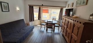 Dit 1 slaapkamer appartement ligt op een boogscheut van de zeedijk van Koksijde.<br />Living met half open keuken, badkamer met bad en lavabo. Apart toilet. 1 ruime slaapkamer met terras. <br />Mits renovatie biedt het een perfecte combinatie van ruimte en potentieel, gelegen op een ideale locatie in Koksijde-bad.