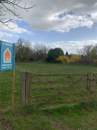 La superficie mise en vente a été adaptée à 23 ares. Ce terrain à bâtir est situé à larrière de la maison Rue Longue 118 à Piétrain,avec un accès par...