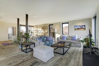 Dit exclusief appartement werd afgewerkt met hoogwaardige materialen en straalt klasse en kwaliteit uit. Gelegen in Residentie @ Fluvium Legia bent u verzekerd van een rustige woonbeleving, aan het water en omgeven door groen. Door de aanwezigheid van zonneboilers, doorgedreven isolatie, ventilatie met warmterecuperatie en vloerverwarming, wordt energiezuinigheid gegarandeerd. Binnen vinden we een leefruimte met open keuken die voorzien is van zeer hoogwaardige materialen en toestellen. De leefruimte is een absolute troef: een ruime doorzonliving met grote raampartijen en overvloedig daglicht. Het dakterras is te bereiken via een schuifraam. Verder beschikt het appartement nog over twee slaapkamers, twee badkamers, een technische berging en extra buitenruimte.Troeven: - Ultieme rust pal in het centrum van Gent- Hoogwaardige afwerking en toestellen- laag E-peil- kleinschalig nieuwbouwprojectBij het appartement hoort een gemeenschappelijke fietsenstalling en een autostaanplaats (bij te huren aan 100,00 EUR/maand).De gemeenschappelijke kosten, onder de vorm van een provisie, bedragen 250,00 EUR/maand en dienen voor het onderhoud van de gemeenschappelijke delen alsook een voorschot op het privatief verbruik van verwarming. Een zeldzame kans voor wie op zoek is naar kwalitatief wonen op een absolute toplocatie!