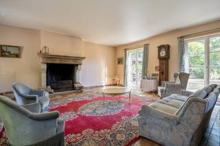 De woning is gelegen in een rustige straat op wandelafstand van Bokrijk, midden in het groen. Je woont hier in een zeer gegeerde buurt, met alle voorzieningen zoals scholen, winkels en openbaar vervoer binnen handbereik. De ligging combineert natuurlijke rust met een vlotte bereikbaarheid, ideaal voor gezinnen of wie houdt van rustig wonen nabij de stad.Troeven van de woning- 400 m² bewoonbare oppervlakte- 7 ruime slaapkamers en 2 badkamers (ideaal voor grotere gezinnen)- Dubbele inpandige garage- Volledig ingesloten tuin met veel privacy- Aparte bureauruimte op het gelijkvloers – ideaal voor thuiswerkDe woning heeft een zeer goede basisstructuur en biedt heel wat mogelijkheden voor wie graag nog moderniseert. Dankzij de grote ruimtes en praktische indeling is dit een ideale gezinswoning met toekomstpotentieel.Interesse in een bezoek ter plaatse? Contacteer ons voor meer informatie op 011 30 50 54!